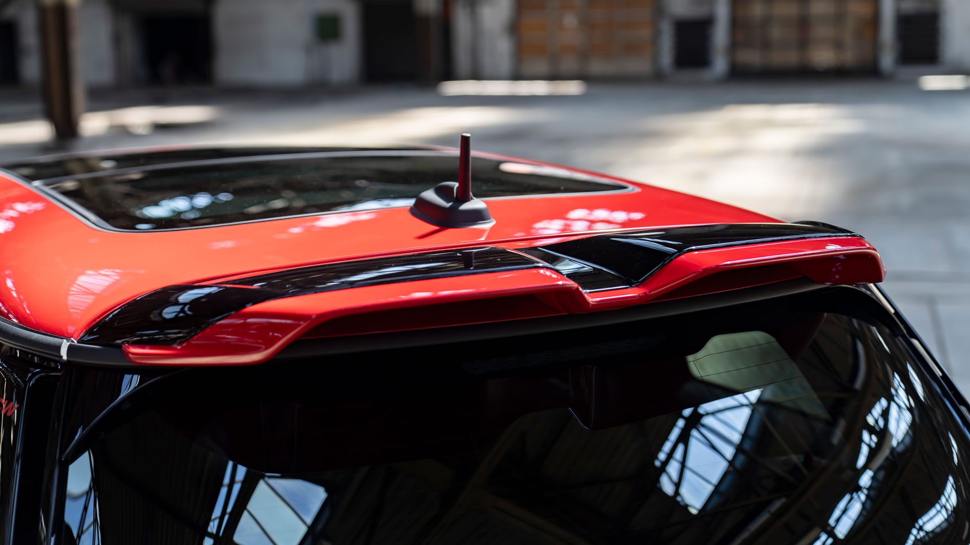 MINI ジョン・クーパー・ワークス ルーフエッジ・スポイラーアタッチメント。